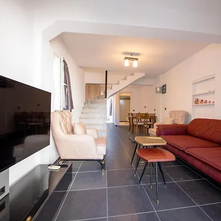 Fantastic Close To Beach With Balcony And Backyard In Bodrum *