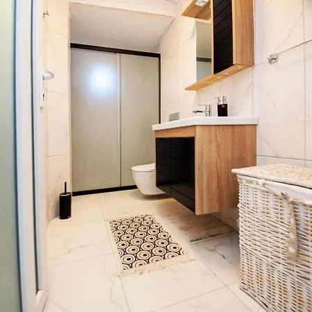 Fantastic Close To Beach With Balcony And Backyard In Bodrum