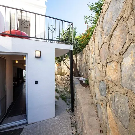 Fantastic Close To Beach With Balcony And Backyard In Bodrum Willa Gumbet